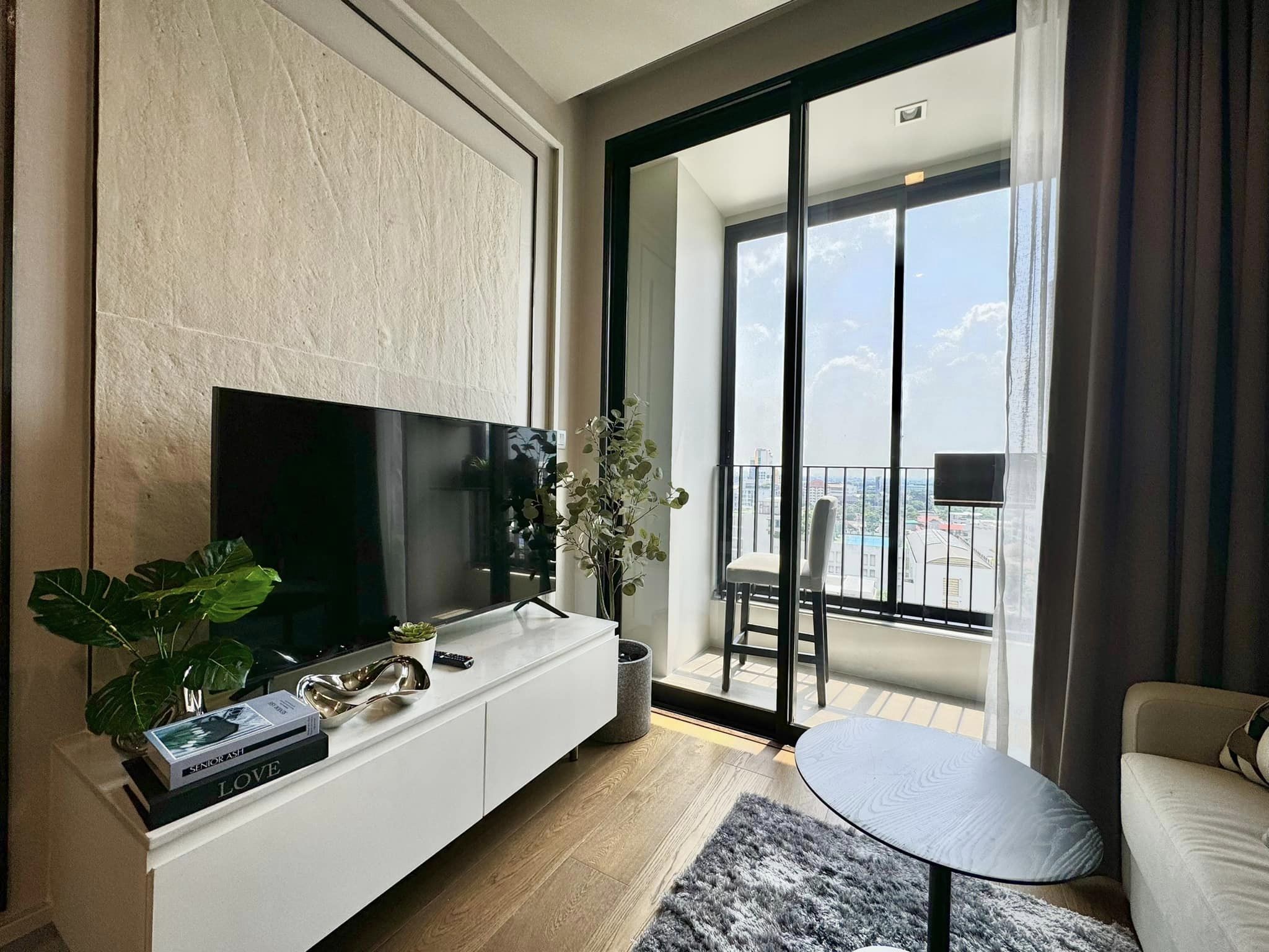 สนใจชมห้องติดต่อได้เลย Line ID: Smile-easy ปล่อยเช่าคอนโด IDEO Q Sukhumvit 36 (ไอดีโอ คิว สุขุมวิท 36) - ห้องใหม่ 1ห้องนอน 1ห้องน้ำ 1ห้องนั่งเล่น - ใกล้ BTS ทองหล่อ - ขนาดห้อง 44.79 ตรม. ชั้น 11 ตึก A