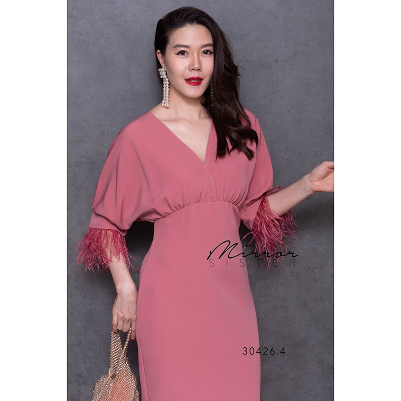 kudapy เดรสยาวสีเขียว/สีกรม/สีแดงเลือดหมู/สีชมพู ขนนกทรงเรียบง่าย แต่สวย แพทเทรินช่วงบนเป็นทรงค้าวคาว คอวี แขนกระปุกประมาณศอก สวยละมุนด้วยขนนกที่ปลายแขน ช่วงล่างเป็นกระโปรงทรงสอบ