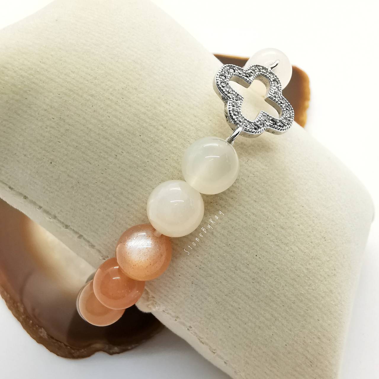 สร้อยข้อมือมัลติมูนสโตนร้อยกับจี้เงินใบโคลเวอร์