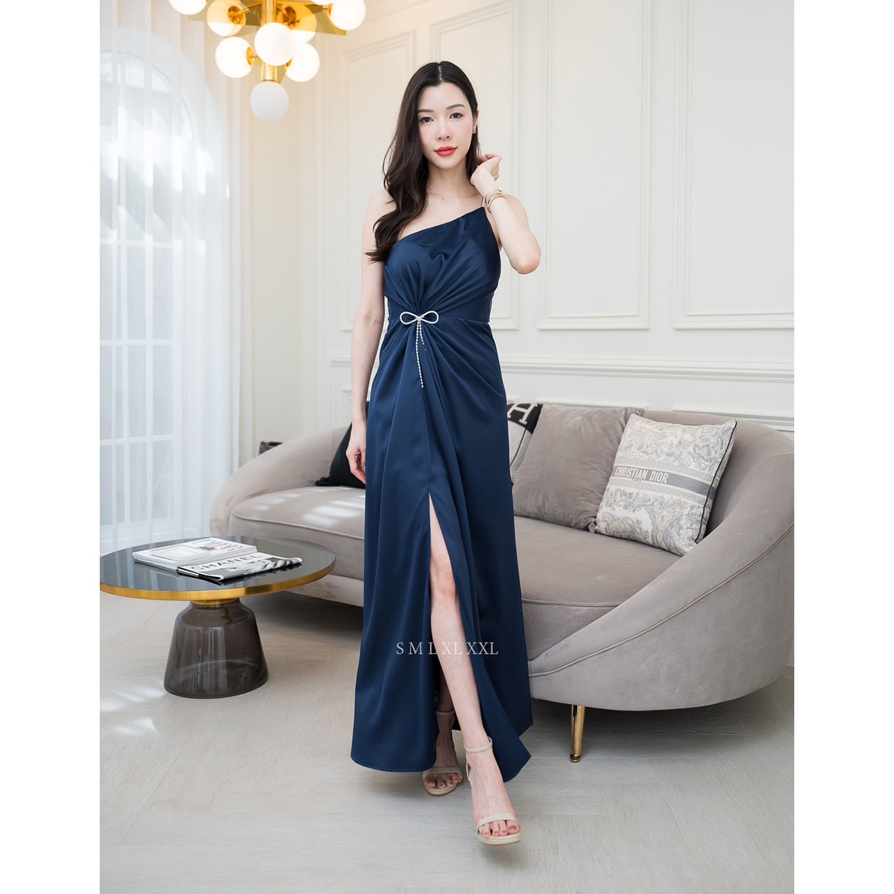 kudapy เดรสยาวสีโอวัลติน/สมิ้นอมฟ้า/สีชมพูกลีบบัว/สีกรม/สีชาเขียว ชุดราตรียาวไหล่เบี่ยงสายเพชรแต่งมัดเอวติดเข็มกลัดเพชรโบว์ งานพรีเมี่ยมผ้าเครปซาติน ซับในเกรดเอ ซิปด้านหลัง สวยหรู