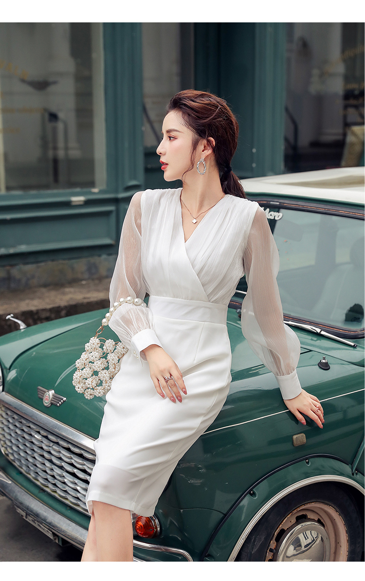 kudapy เดรสสั้นออกงานสีขาวคอทรงวี แบบสวยเด่น คอวีแต่งผ้าป้ายด้านหน้า แขนยาวผ้าซีทรูจัมป์ชายแขนติดกระดุม