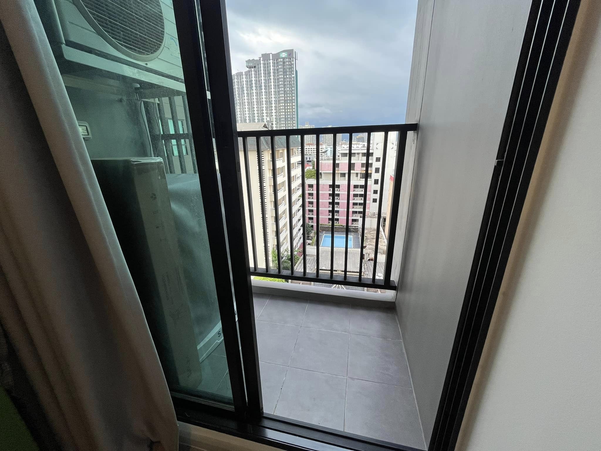 ปล่อยเช่าคอนโด Knightsbridge Collage Ramkhamhaeng (ไนท์บริดจ์ คอลลาจ รามคำแหง) - 1ห้องนอน 1ห้องทำงาน 1ห้องน้ำ 1ห้องนั่งเล่น - ใกล้ MRT หัวหมาก - ขนาดห้อง 32 ตรม. ชั้น 9 - ให้เช่า 15000 ต่อเดือน สัญญาขั้นต่ำ 1 ปี