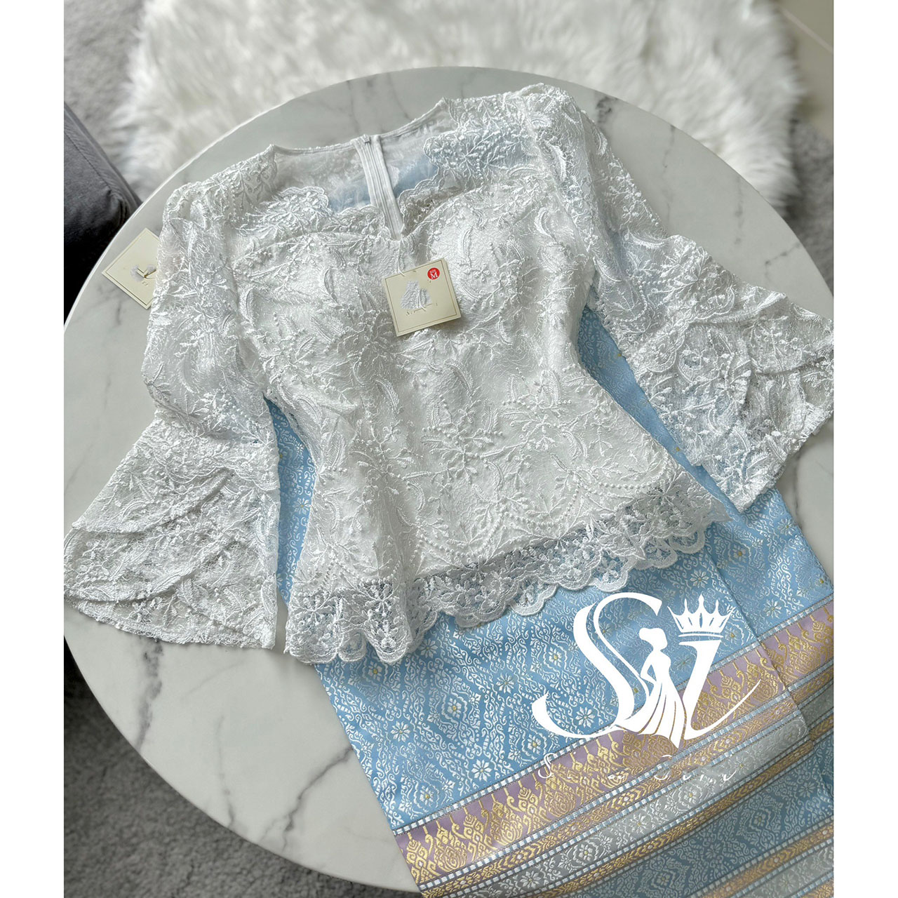 kudapy ชุดเซ็ทลูกไม้ใยบวบพรีเมี่ยม คอวี แขนกระดิ่ง มีซับในสองชั้นเย็บกุ่นขอบซ่อนตะเข็บ ผ้าถุงสำเร็จรูป ผ้าไหมทอลาย