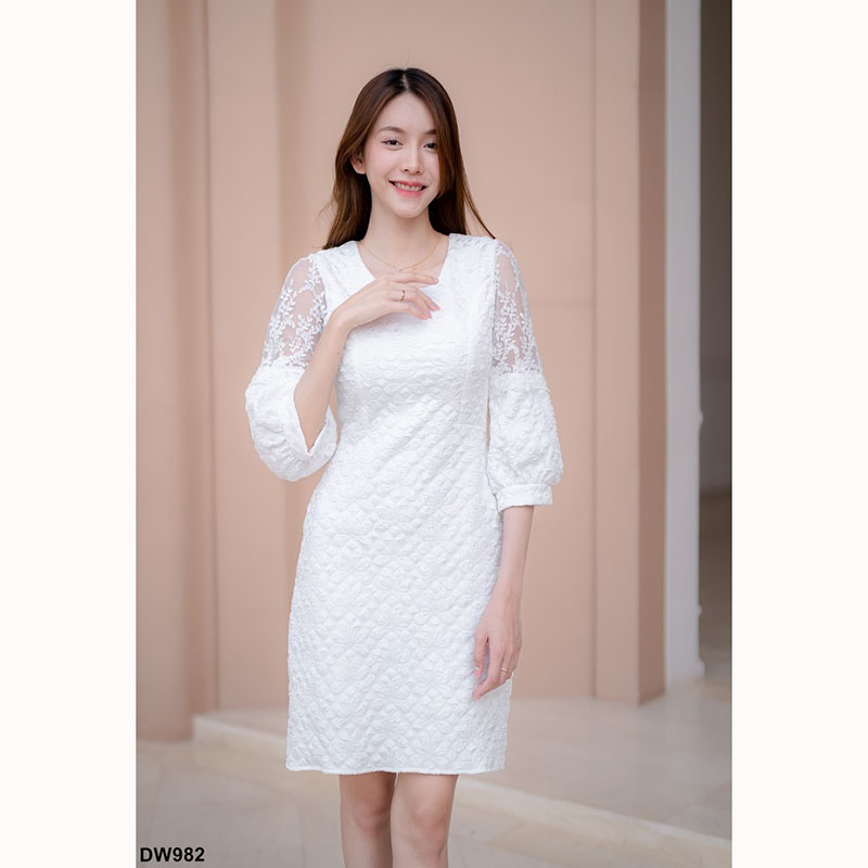 kudapy เดรสสั้นสีชมพู/สีขาว/สีแดง ผ้าทอลายนูนดอกไม้แขนตาข่าย