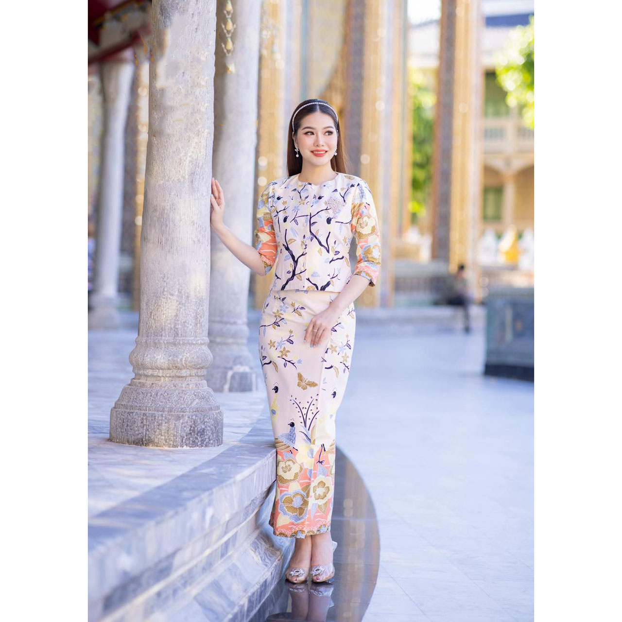 kudapy ชุดเซ็ทเสื้อ+ผ้าถุง พิมพ์ลายปาเต๊ะลายดอกไม้ เสื้อกระดุมหน้าทรงเรือนต้น แขนสามส่วน กระโปรงซิปหลังตะขอเกี่ยว จีบหน้า