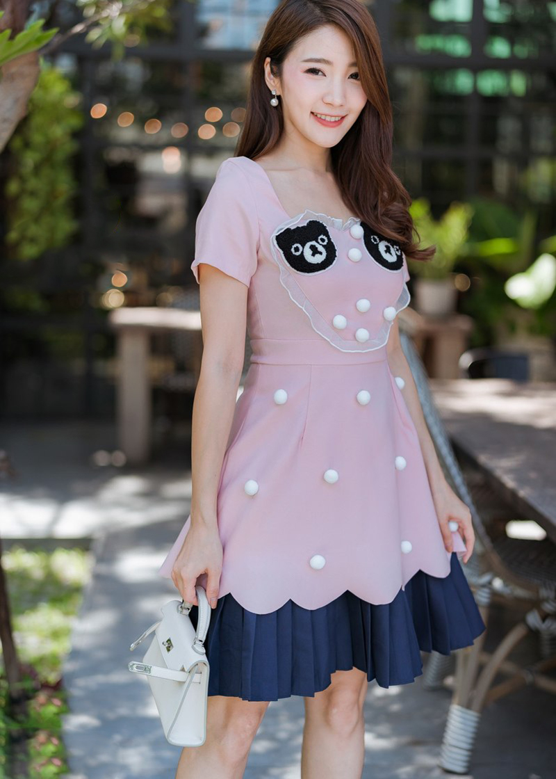 เดรสสั้นคอเหลี่ยมสีชมพู แต่งลายตุ้กตาน่ารักๆที่หน้าอก กระโปรงชั้นในอัดพลีตสวยมาก S M L XL