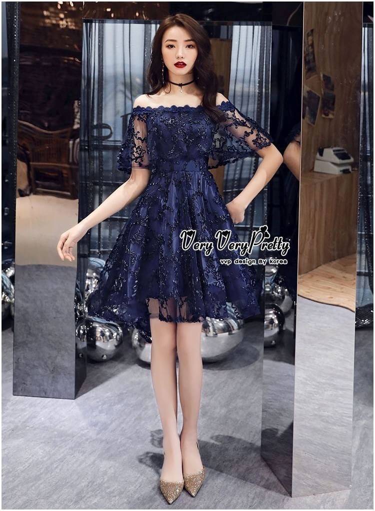 kudapy ชุดราตรีเปิดไหล่สีกรมท่า หน้าสั้น หลังยาว ใส่ออกงาน ลุคสวยหรูสไตล์เกาหลีค่ะ เนื้อผ้ามุ้งปักริบบิ้นลวดลายสวย 3D ทั้งตัวค่ะ