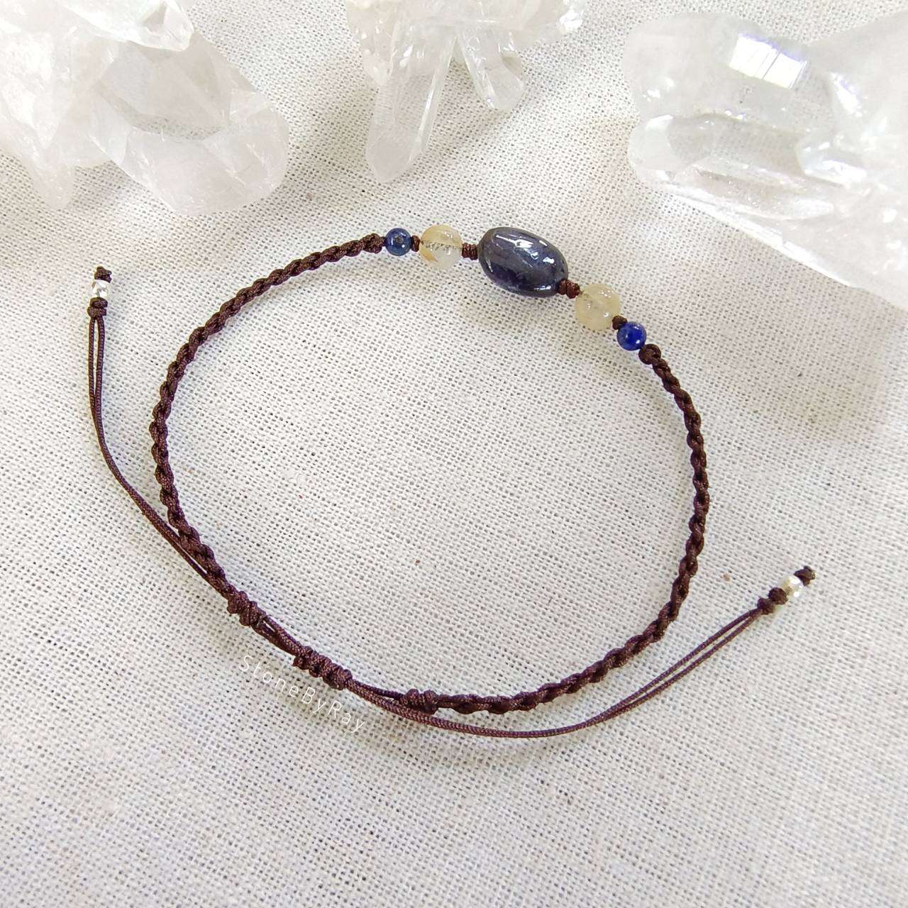 สร้อยข้อมือเชือกถักหินไอโอไลท์ถักกับไหมทองและลาพิสลาซูลี