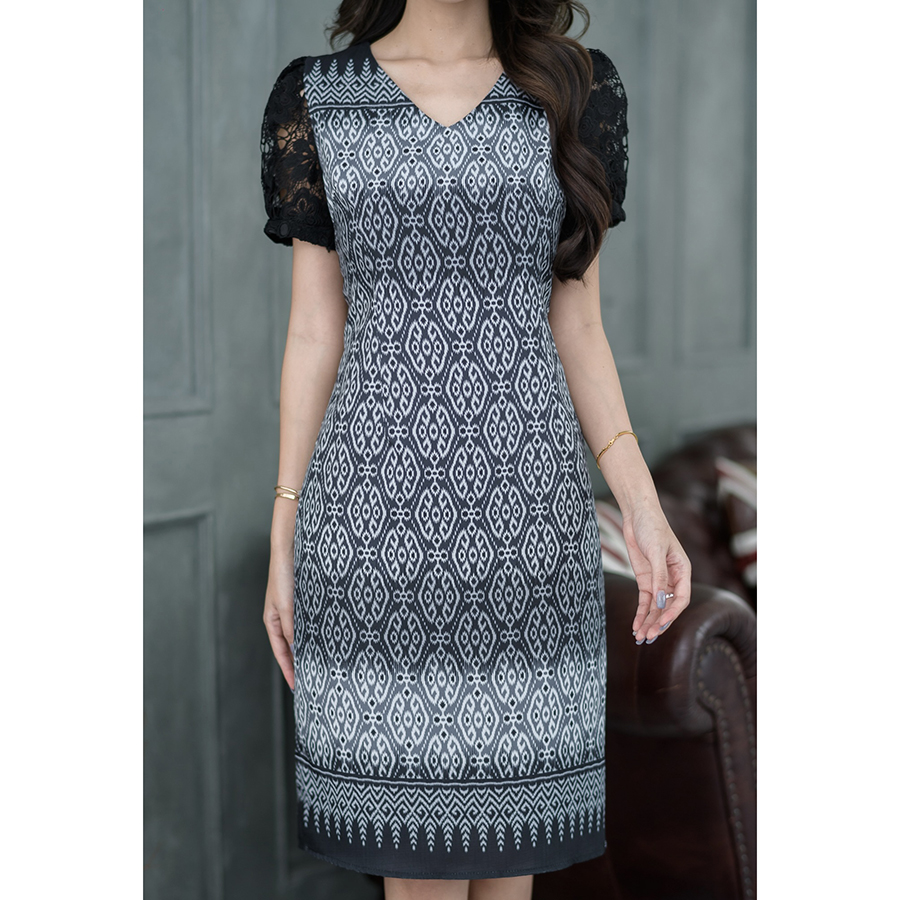 kudapy เดรสสั้นคอวีผ้าไหมพิมพ์ลายไทย สีน้ำเงินกรมท่า,สีดำ แขนตุ้กตา ทรงเอเข้ารูป งานสวยมาก มีซับใน ซิบหลังอย่างดีค่ะ