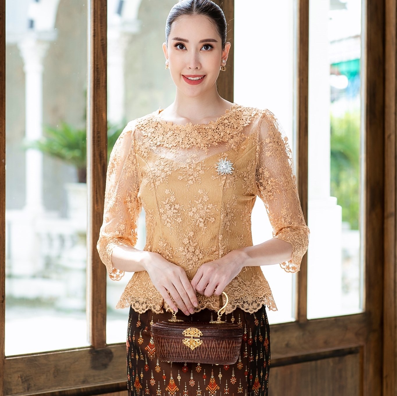 kudapy (เฉพาะเสื้อ) เสื้อออกงานสีทอง คอกลม แขนสามส่วน ผ้าลูกไม้เนื้อดี สีสวย งานตัดเย็บอบ่างดี มีซับใน ซิบหลัง เก็บเอวเข้ารูปทรงสวยมาก