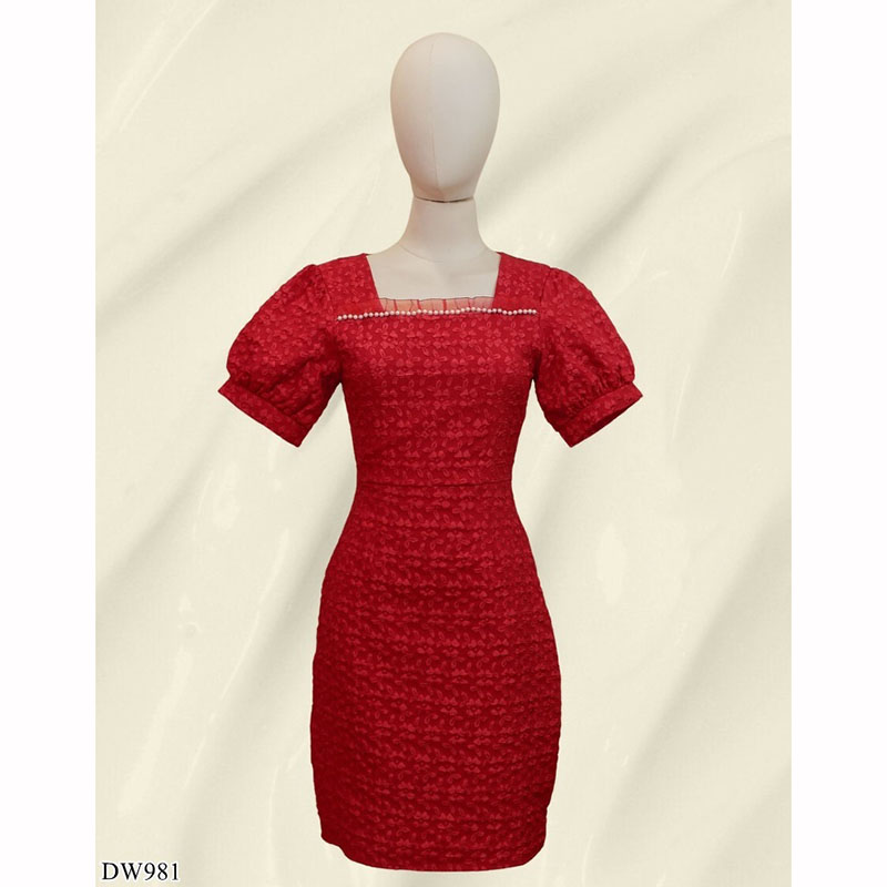 kudapy เดรสสั้นสีแดง ผ้าทอลายนูนดอกไม้