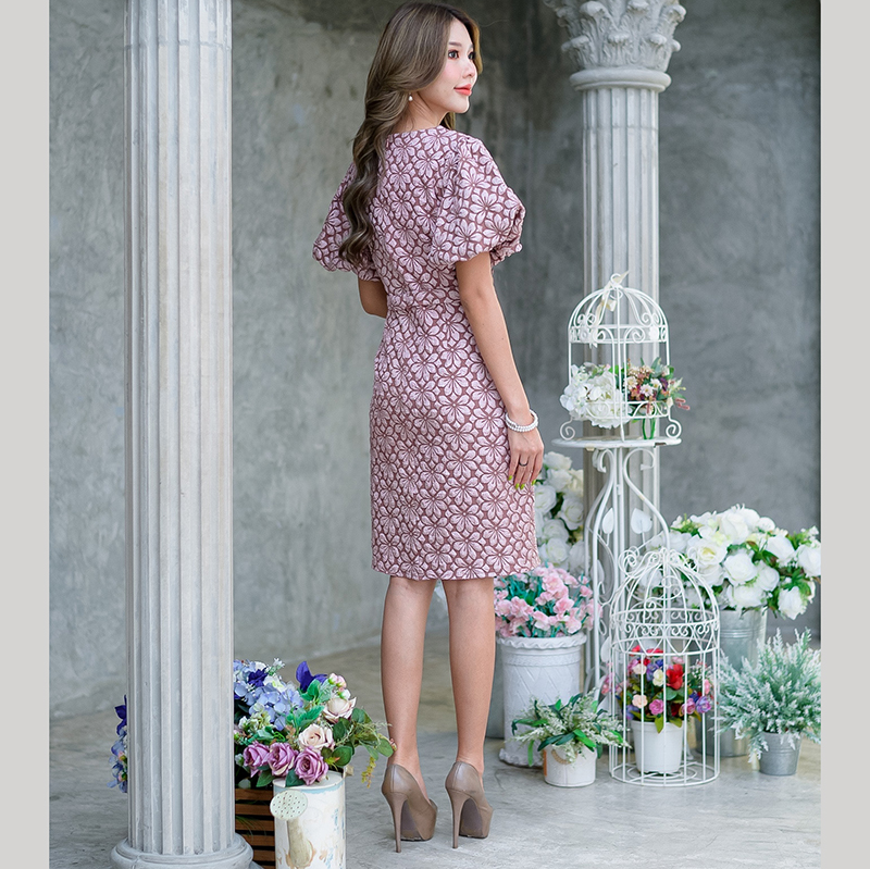 kudapy เดรสสั้นลูกไม้ผ้านูนสามมิติสีดำ /สีชมพูกะปิ เอวแต่งเข็มขัดผ้าหัวเพชร แขนพองเย็บกุ้นด้านในให้เป็นจีบพองดูสวยหรูแบบเก๋มาก