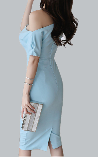 ชุดเดรสผ้าโพลีเอสเตอร์สีฟ้า แขนสั้น ดีไซส์เปิดไหล่ด้านซ้าย