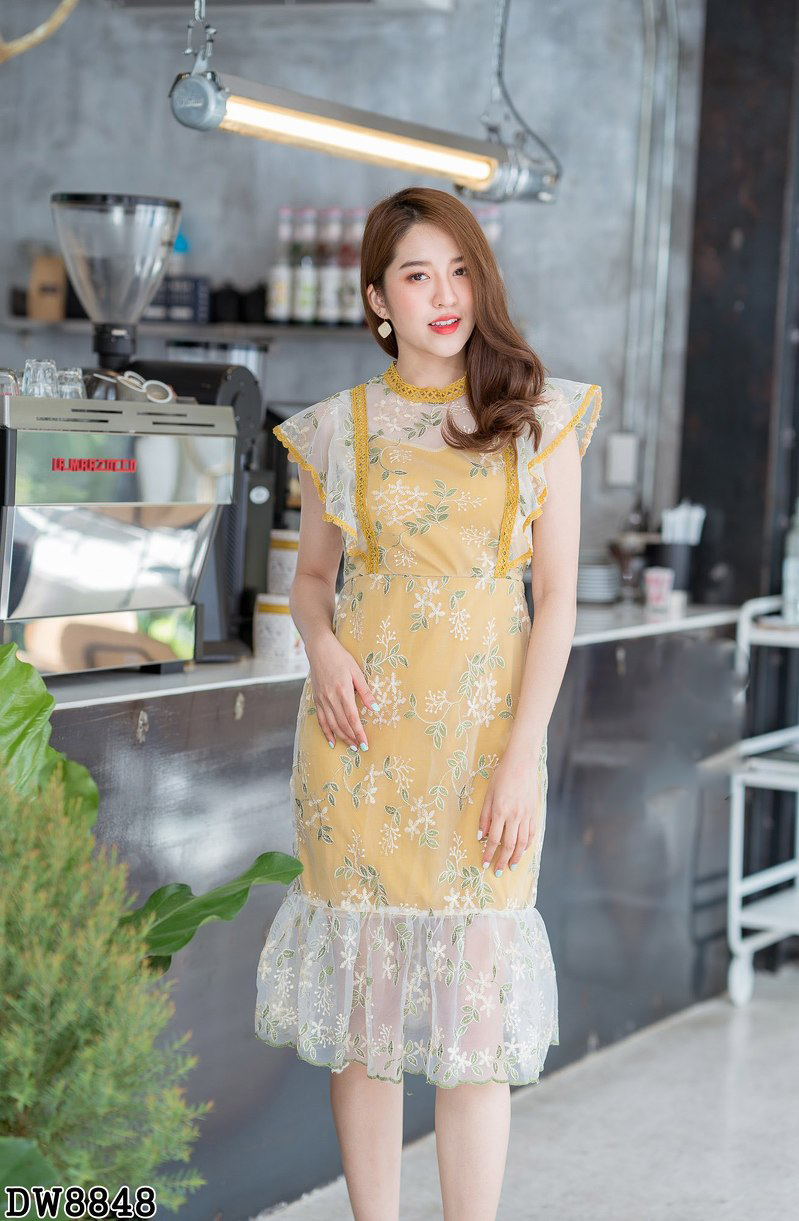 เดรสสั้นสีเหลือง แต่งลายลูกไม้ แขนระบาย ปลายกระโปรงโปร่งใส