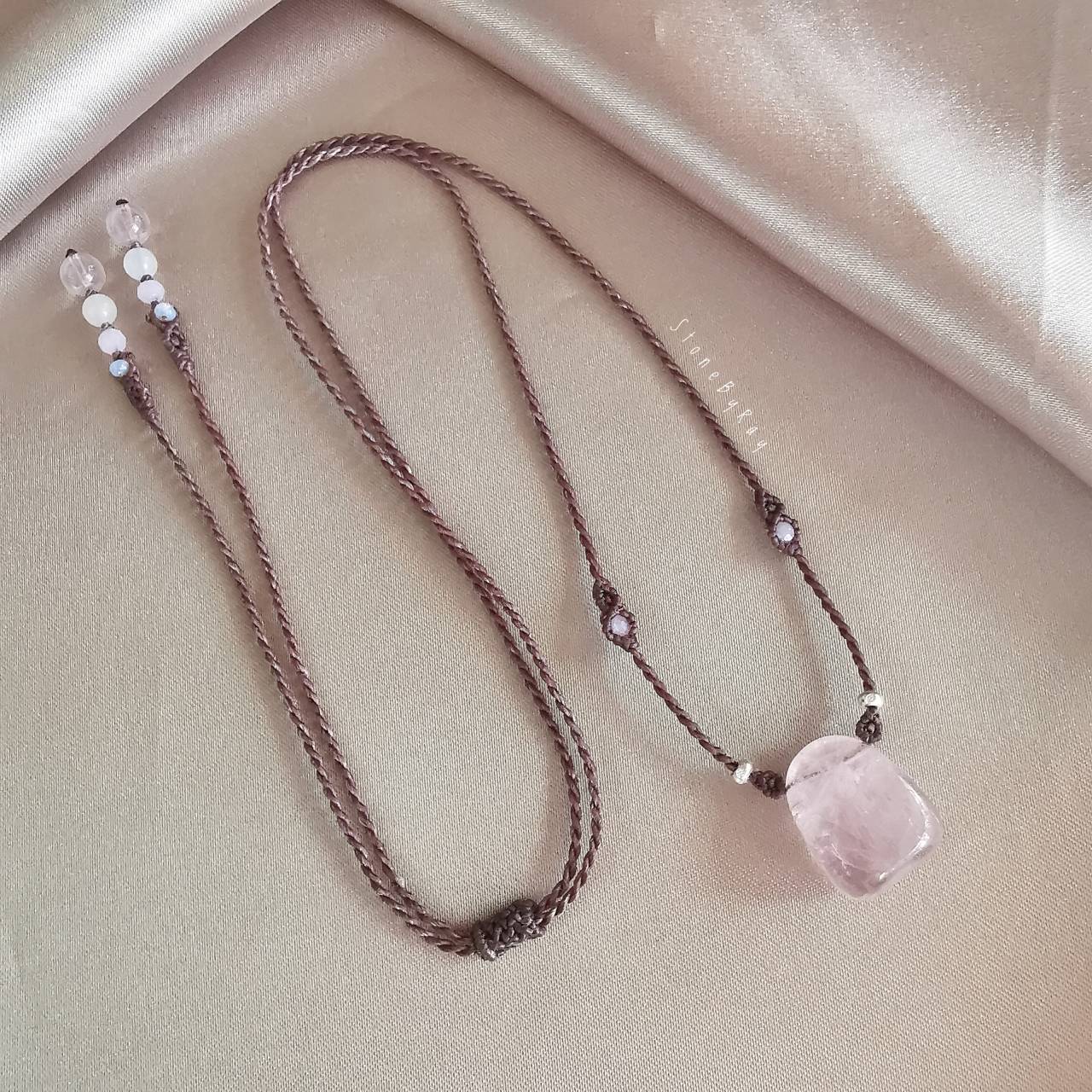 สร้อยคอเชือกถักจี้หินโรสควอตซ์ Rose Quartz