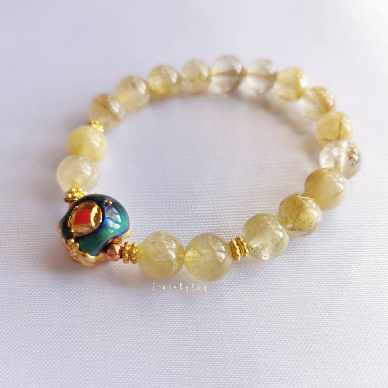 สร้อยข้อมือไหมทองและหมูนำโชค Rutilated Quartz