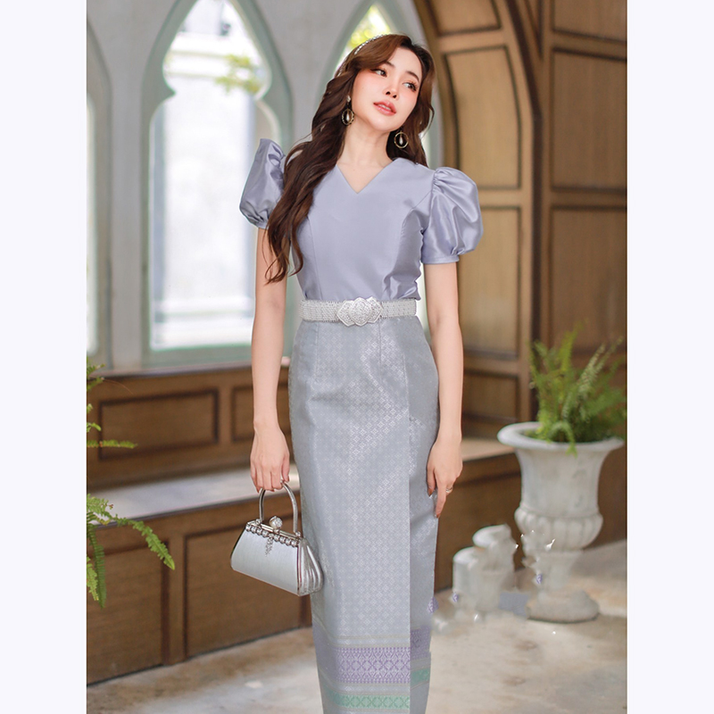 kudapy ชุดไทยผ้าไหมสีเทาสวยหรู จีบไหล่ยกตั้งขึ้น มีซิปซ่อนหลัง ตัดเย็บด้วยผ้าไหมอิตาลีอัดกาว มาพร้อมกับผ้าถุงไหมกวินตราทอเครื่อง ลายไทย