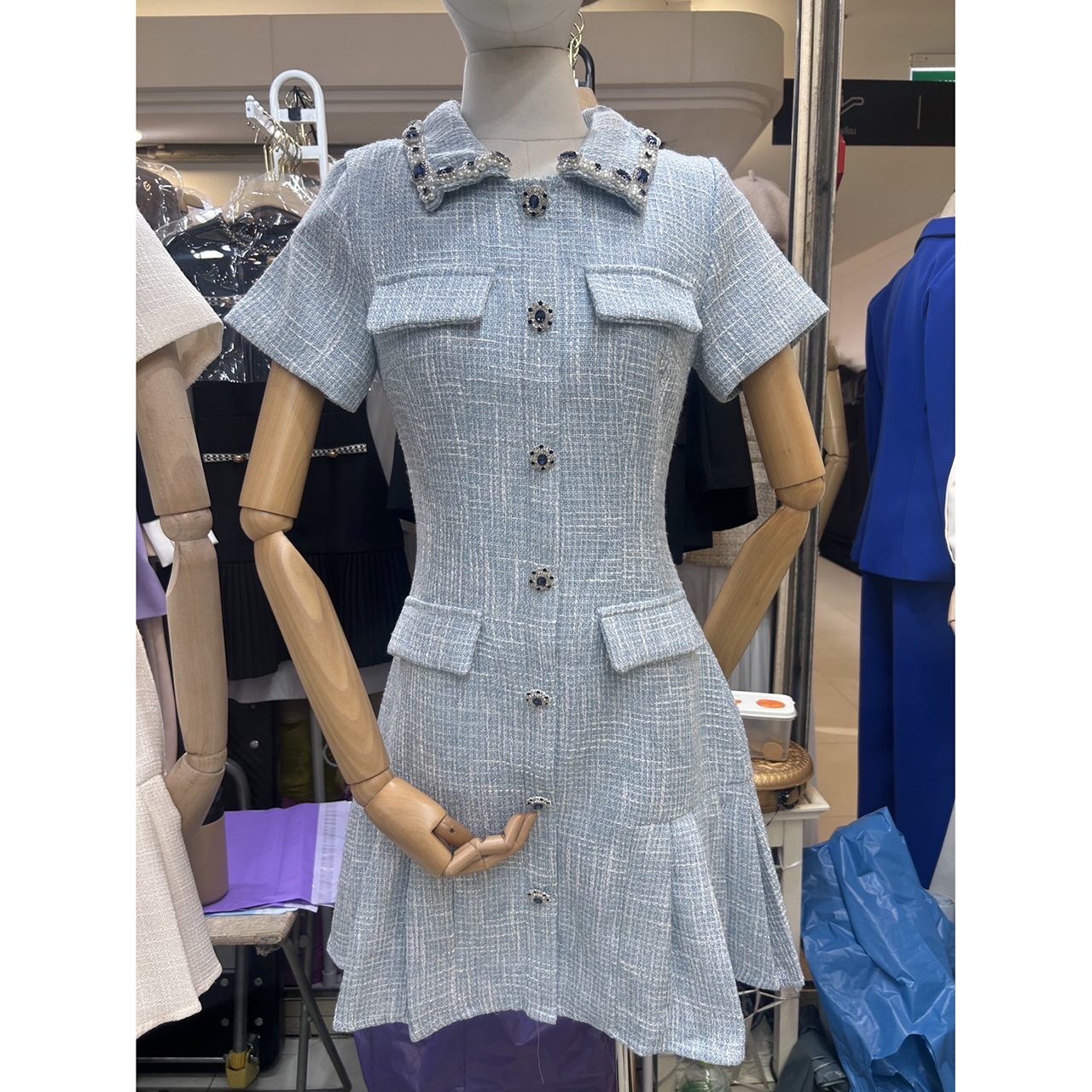 kudapy เดรสแขนสั้นผ้าพรีเมียมทวิต คอปกแต่งด้วย ลูกปัดคริสตัลและมุก กระดุมด้านหน้าแบบ เพชรคริสตัล (กระดุมตกแต่ง) เดรสเป็นซิปด้านหลังทำให้ใส่ได้ง่าย