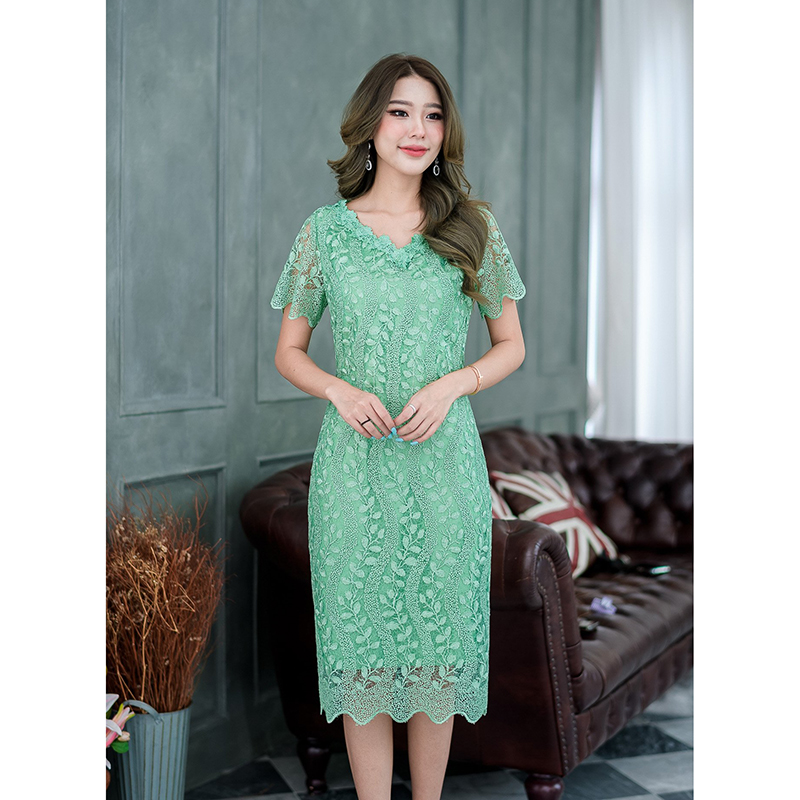 kudapy เดรสสั้นสีเขียว/สีดำ ผ้าลูกไม้เงาทอลายผ้าผสมเลื่อมสวยงาม รอบคอตกแต่งดอกไม้รอบคอสวยหวาน