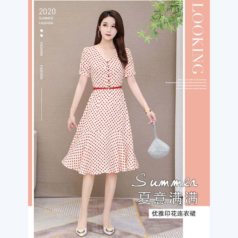 kudapy ชุดเดรสสั้นสีแดง ผ้าชีฟองเนื้อดี พื้นสีครีม พิมพ์ลายสีแดง พร้อมเข็มขัดสีแดง