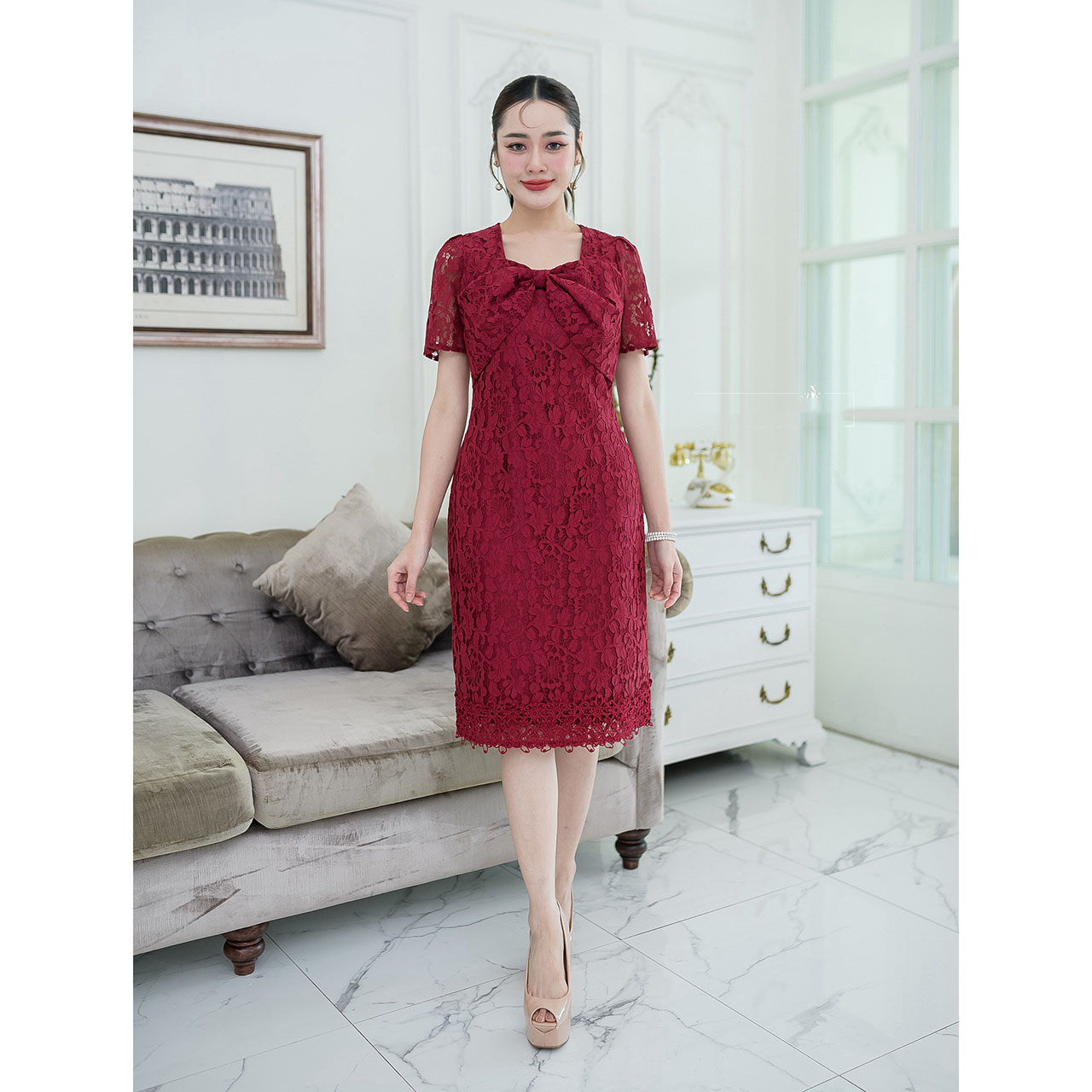 kudapy เดรสสั้นสีแดงเบอกันดี้ ผ้าลุกไม้เนื้อนิ่ม แขนสั้นช่วงอกแต่งเย็บผ้าเป็นโบว์อันใหญ่