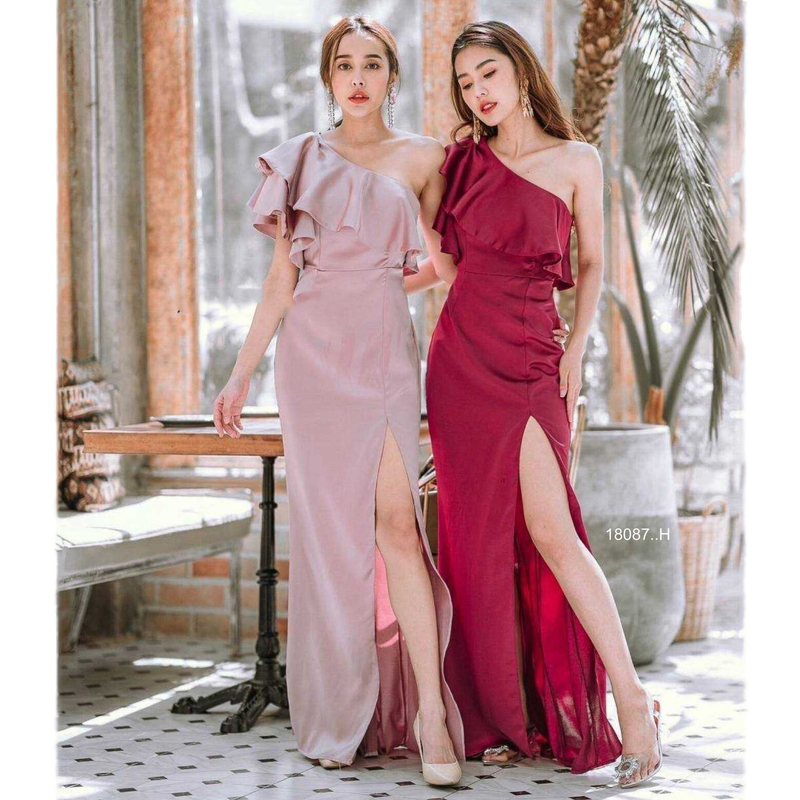 kudapy Maxi Dress แม็กซี่เดรสยาวสีกรม/สีชมพู/สีน้ำตาล/สีเทา/สีแดง ชุดออกงาน เดรสไหล่เบี่ยง ระบาย งานซิปหลัง ผ้าซาร่าเงา