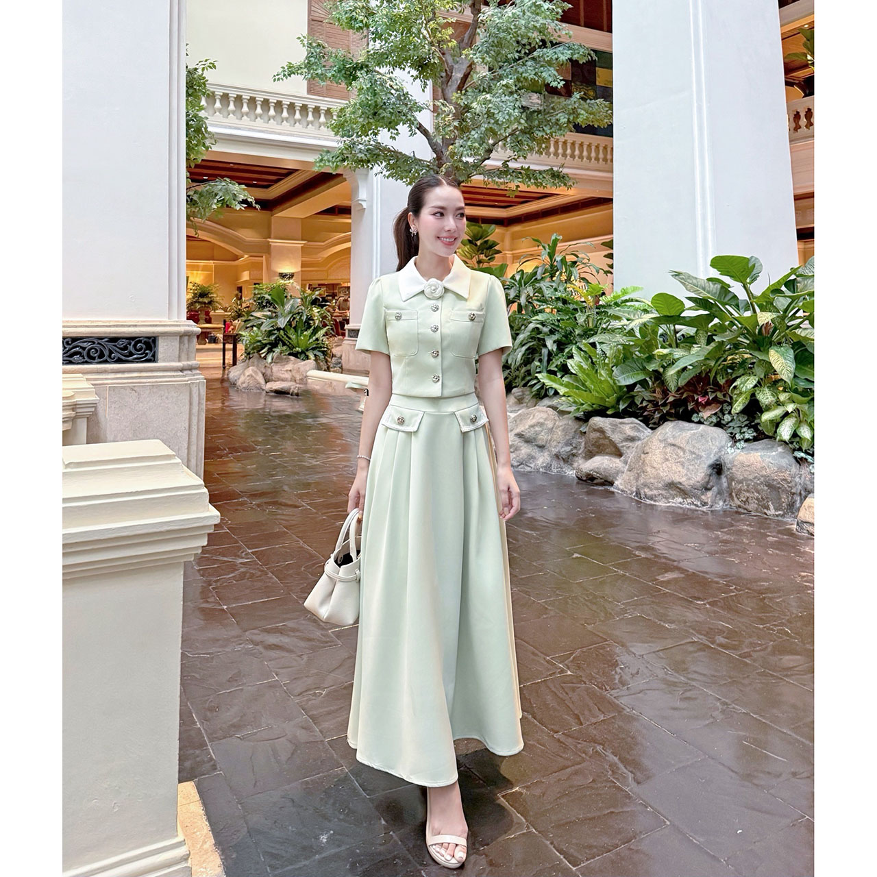 kudapy ชุดเซ็ทเสื้อทรงครอป กระดุมจริงรูปดอกไม้สีเงิน แต่งปกสีขาว มาพร้อมกับกระโปรงยาวซิปหลัง แต่งกระเป๋าหลอกด้านหน้า