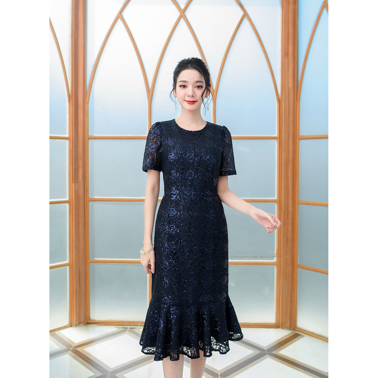 kudapy เดรสสั้นสีแดงไวน์/สีกรม ลูกไม้นิ่มผ้า แต่งด้วยเลื่อมทั้งชุด ดีไซน์ระบายชายเป็นพวงหางปลา