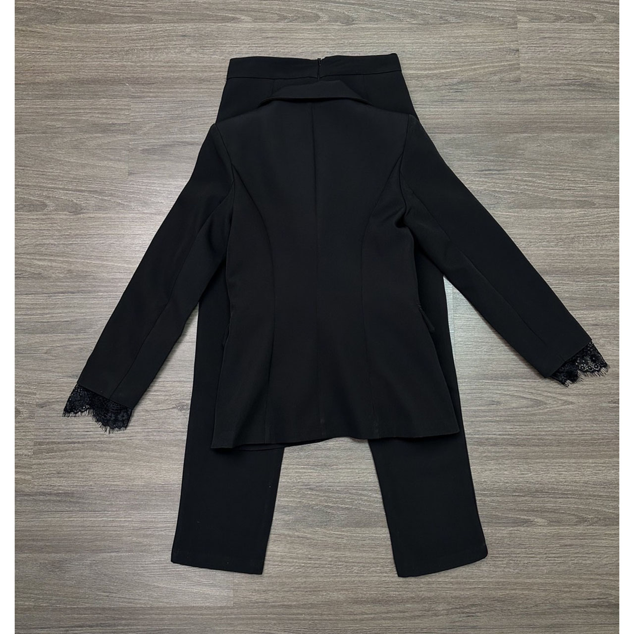 kudapy ชุดเซ็ทเสื้อ+กางเกง เสื้อสูทแต่งลูกไม้ที่คอปกเสื้อ เพิ่มความเกร๋ที่ปลายแขนเสื้อผ่าแขนลูกคัตติ้ง กางเกงทรงกระบอกเล็ก ซิปหลัง