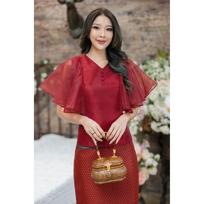 kudapy เสื้อผ้าไหมจิตลดาสีแดง/สีชมพู/สีขาว ตัวเสื้อมีซับในอย่างดีชิปซ่อนหลัง คอวีแต่งกระดุมหน้า ตรงแขนระบายใช้ผ้าไหมออแกนดี้อย่างดี