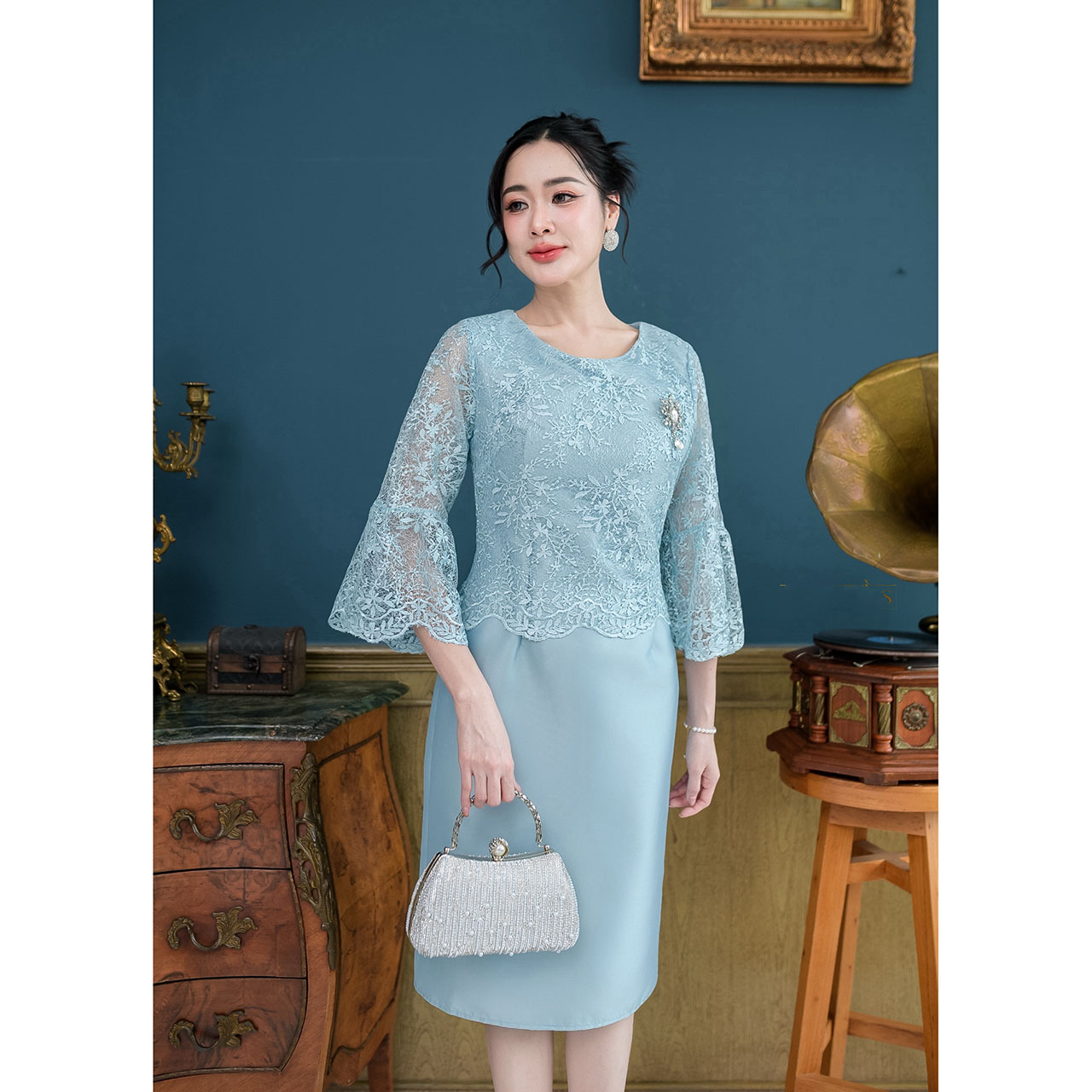 kudapy เดรสสั้น ผ้าไหมเสื้อลูกไม้ใยบวบ งานสวยดีไซน์เรียบ แขนเป็นทรงแขนยาวห้าส่วนดีเทลปลายแขนระบาย สวยแบบเรียบหรู