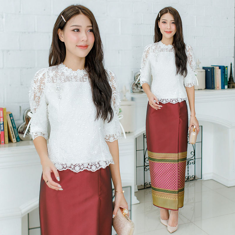 kudapy เสื้อลูกไม้สีขาว ใยบวบพรีเมี่ยมลูกไม้นำเข้า แขนดีไซน์เก๋มากมีโบว์ติด ทรงออกแบบทันสมัย นื้อลูกไม้เงางาม สามมิติดอกลอยทั้งตัว (เฉพาะเสื้อ)