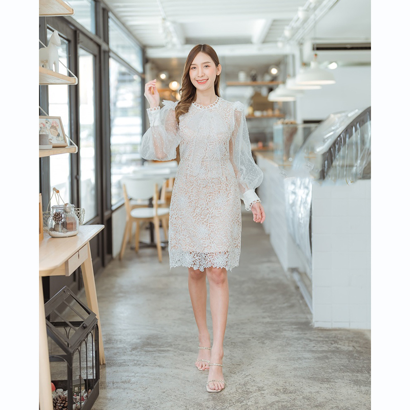 kudapy เดรสสั้นสีขาว แขนยาวผ้าฉลุมีโบว์กลางอกลูกไม้เน้นๆสวยดูดี