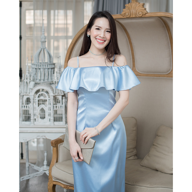 kudapy เดรสยาวเปิดไหล่สีฟ้า ทรงระบายช่วงอก มีสายเดี่ยวเล็กๆใส่ง่ายไม่หลุดจร้า เดรสผ้าซาตินนุ่มลื่นใส่สบายค่ะ