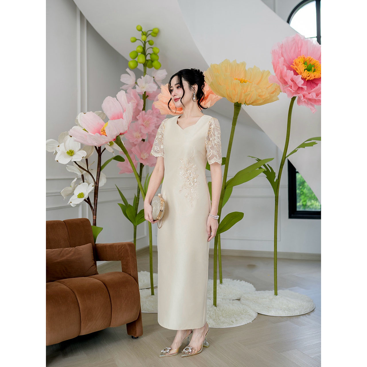 kudapy เดรสผ้าไหมอัดกาวทั้งชุด งานทรงตรงสวยเรียบหรู ด้านหลังกระโปรงผ่า แต่งลูกไม้แต่งเลื่อมช่วงแขนและตกแต่งดอกไม้ประดับช่วงเอว