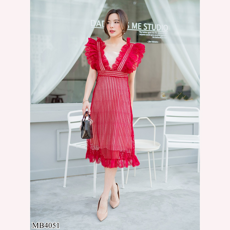 kudapy เดรสยาวสีชมพู/สีแดง/สีขาว แขนกุ ผ้าดลูกไม้แต่งระบาย2ชั้น ซับในสีครีม เดรสยาวคลุมเข่า