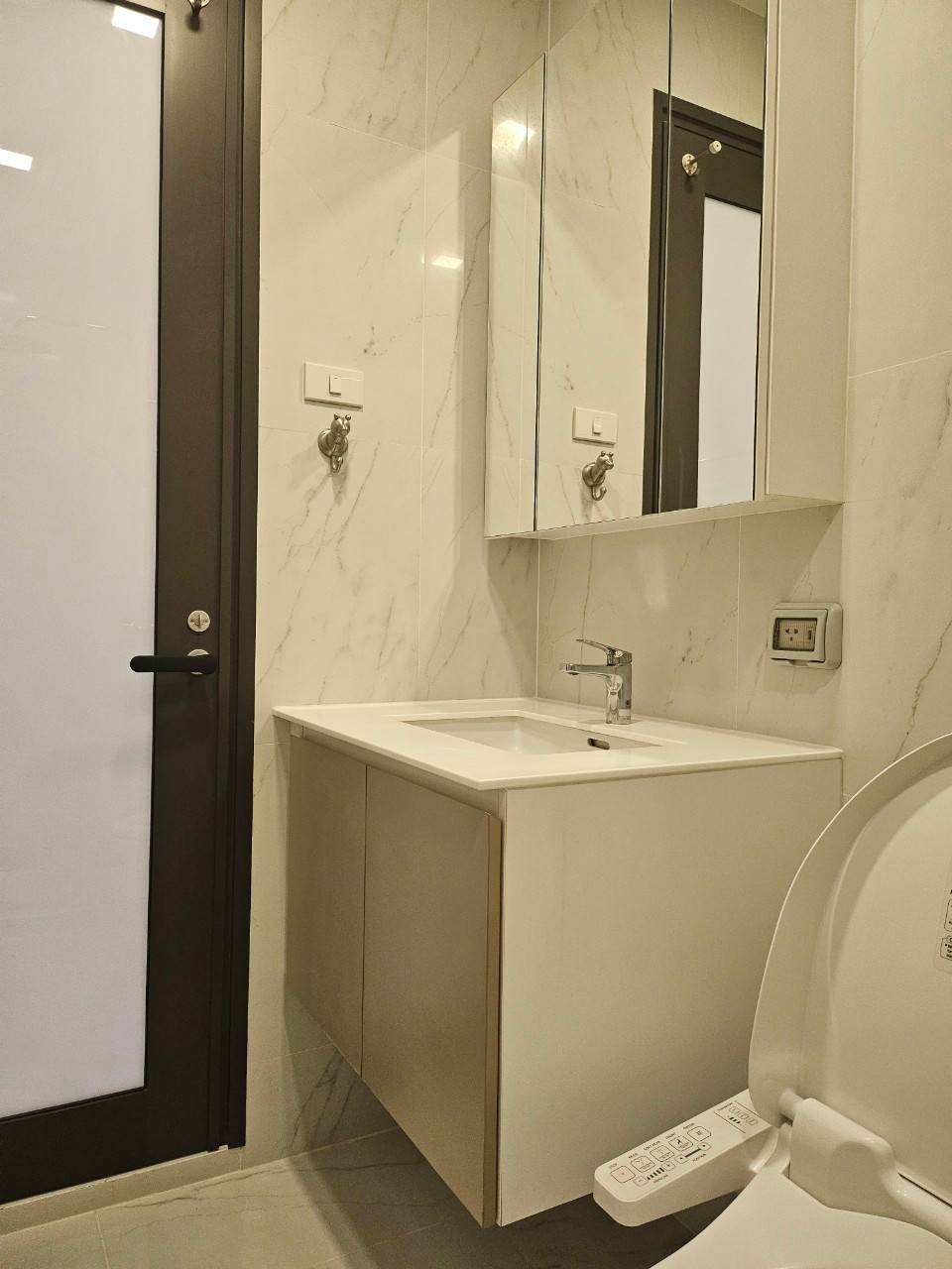 ปล่อยเช่าคอนโด Chewathai Residence Asoke (ชีวาทัย เรสซิเดนซ์ อโศก) - 1ห้องนอน 1ห้องน้ำ 1ห้องนั่งเล่น - ใกล้ MRT พระราม 9 - ขนาดห้อง 29+5 ตรม. ชั้น 21