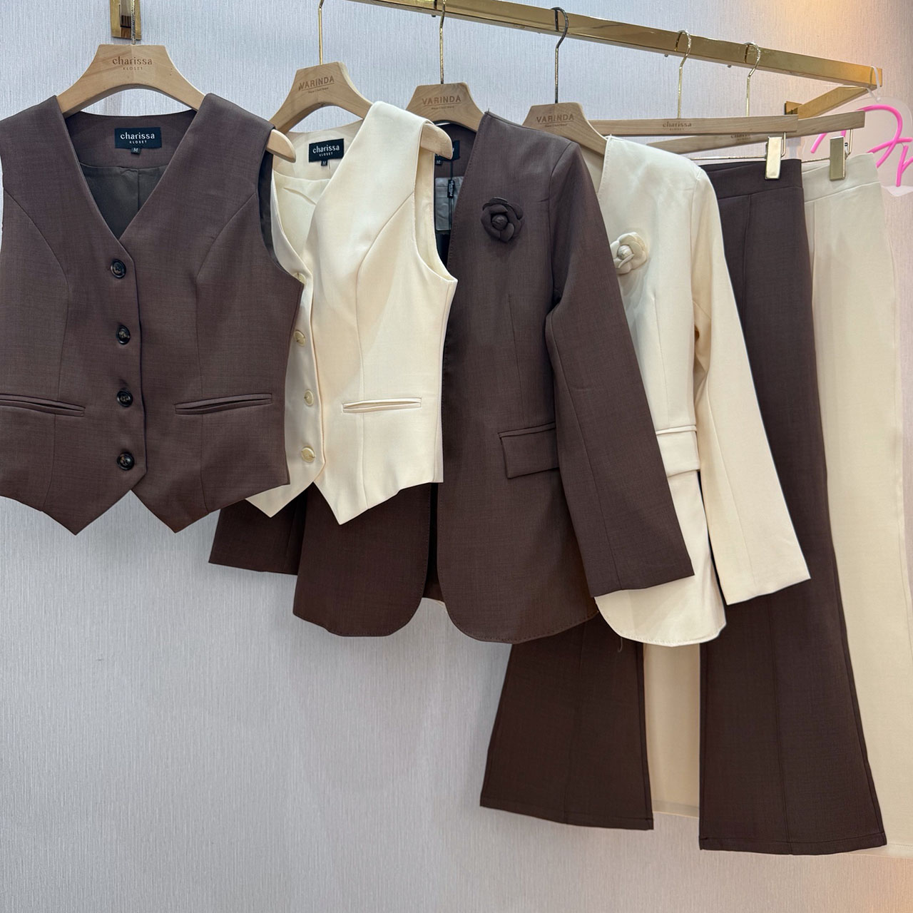 kudapy เซ็ท 4 ชิ้น เสื้อสูท+เสื้อ vestด้านใน +กางเกง+เข็มกลัดดอกไม้ ใช้ผ้าเดียวกันทั้งเซ็ท ตัวเสื้อสูทมีซับในอย่างดี กระเป๋าจริง