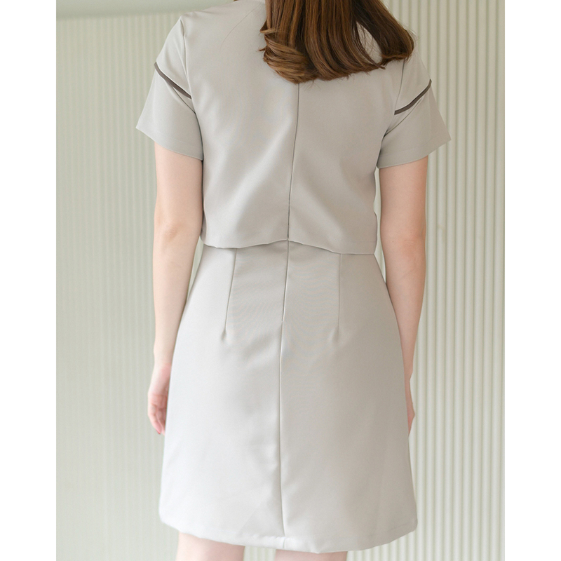 kudapy เดรสสั้นสีมัทฉะ/สีเบจ/สีกรม ทรงเอ ดีไซน์น่ารัก ตัดต่อเหมือนใส่แยกชิ้น จริงๆเป็นเดรสชิ้นเดียว ตัวเสื้อเพิ่มกิมมิคเส้นกุ๊นตัดต่อไปถึงช่วงแขน