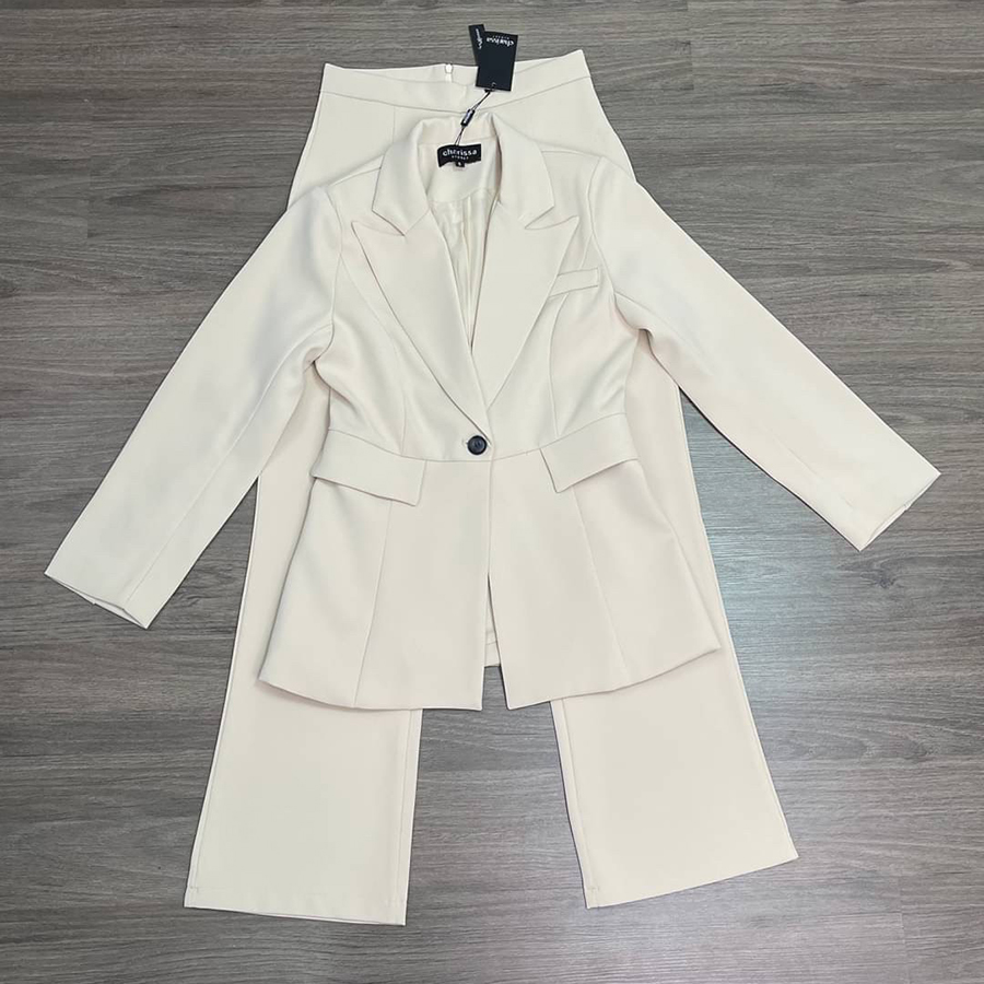 kudapy Set suit ชุดสูทสีครีมรุ่นนี้เป็นอีกรุ่นที่แนะนำมากก ตัวเสื้อออกแบบมาให้ดูยาว ผอมสูง ดีไซน์เย็บต่อชายเสื้อ แต่งกระเป๋าหลอก