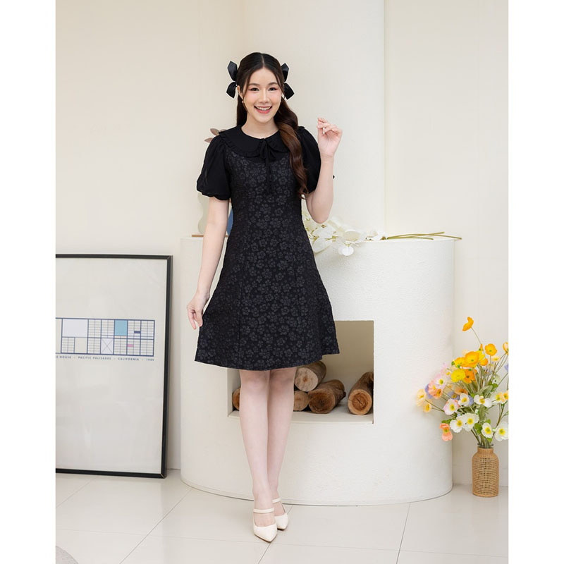 kudapy เดรสสั้นสีชมพู/สีขาว/สีดำ ผ้านูนลายดอกแขนตุ๊กตา งานซิปซ่อนด้านหลัง ใส่สวยไม่ซ้ำ