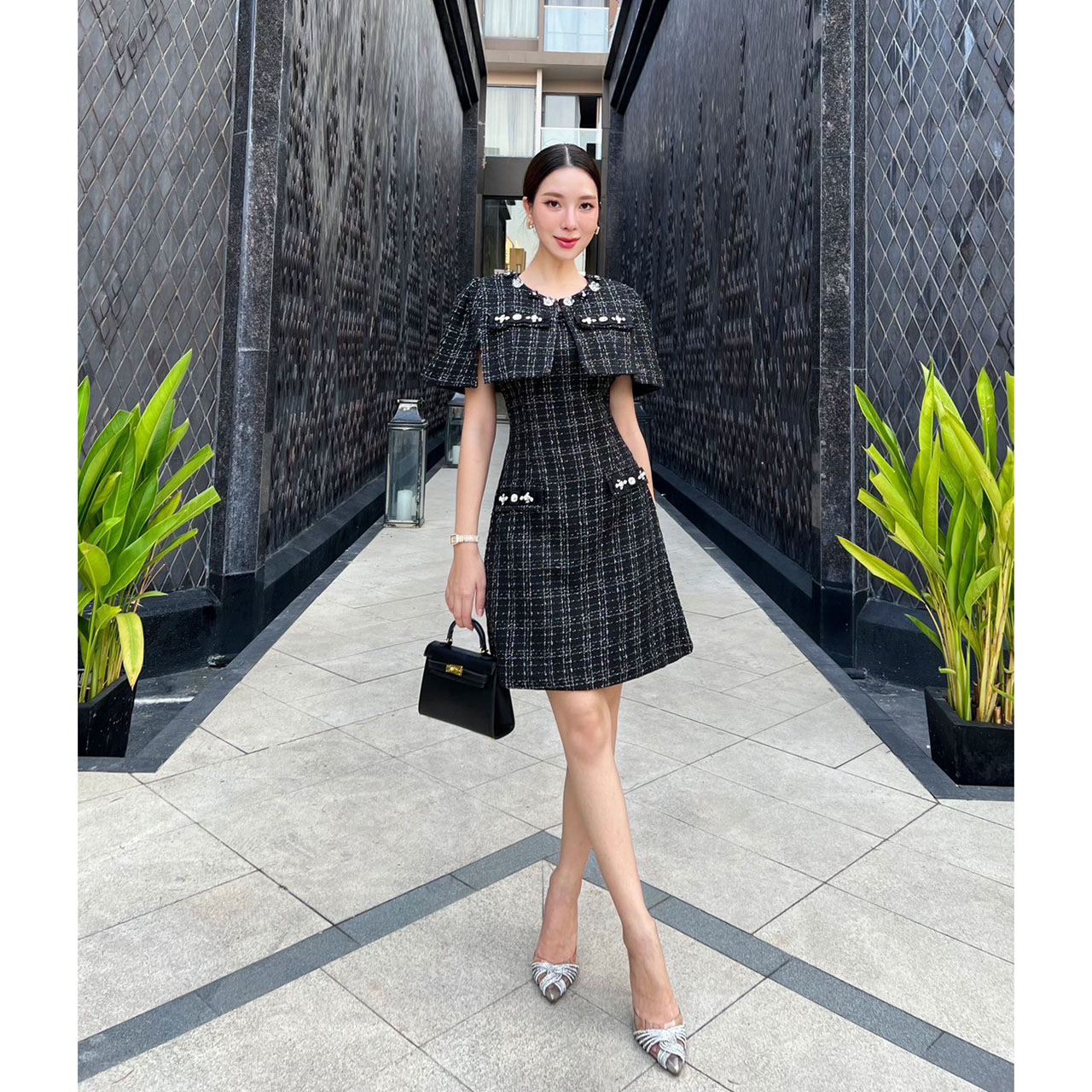 kudapy ชุดเซ็ทเดรสเนื้อผ้าทวิต เนื้อผ้านุ่ม ใส่สบาย มีซับในทั้งชุด เดรสมีฟองน้ำในตัว มาพร้อมเสื้อคลุม ตกแต่งอะไหล่เพชร และปักอะไหล่ดอกไม้