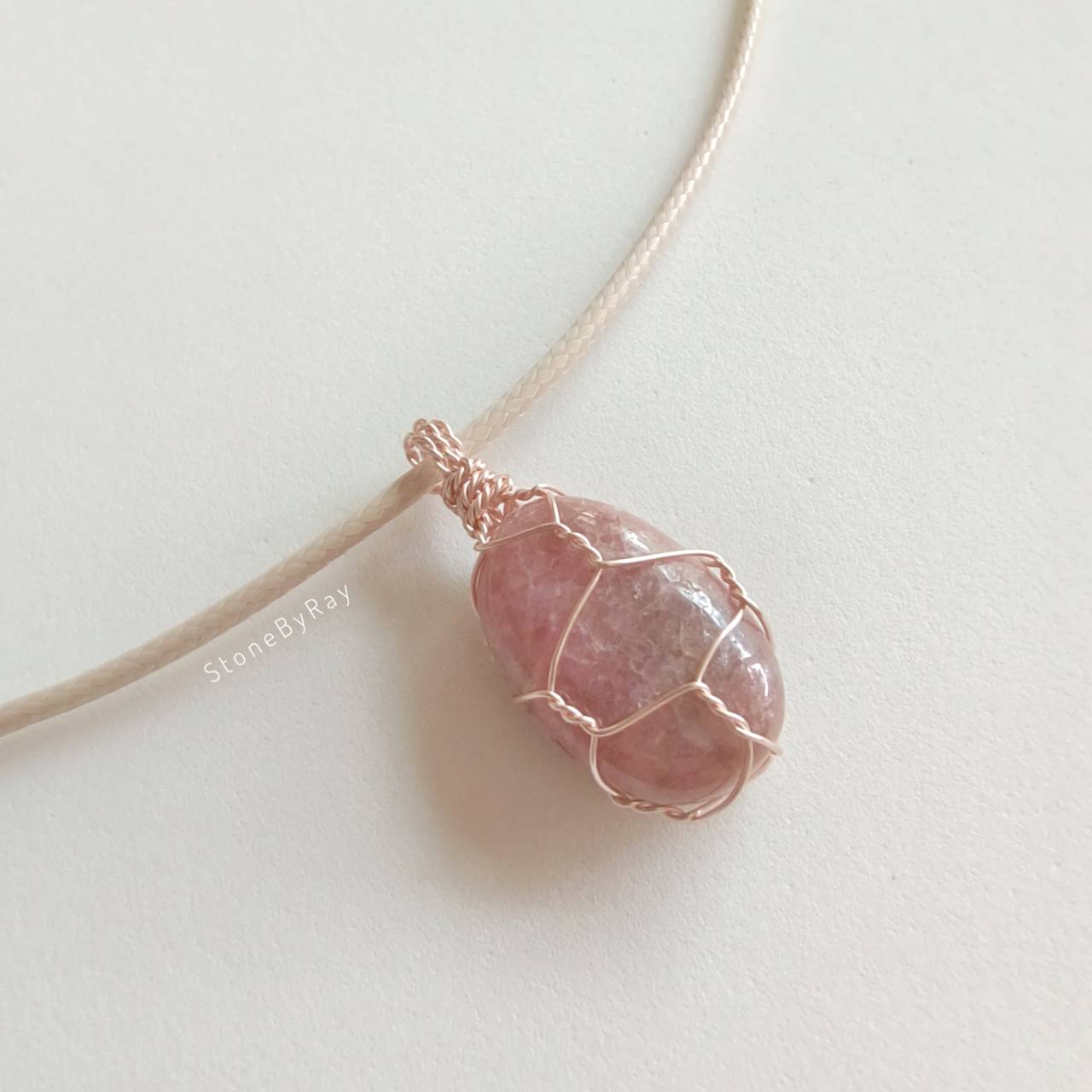 สร้อยคอเชือกจี้ลวดดัดกับหินโรโดโครไซต์ Rhodochrosite