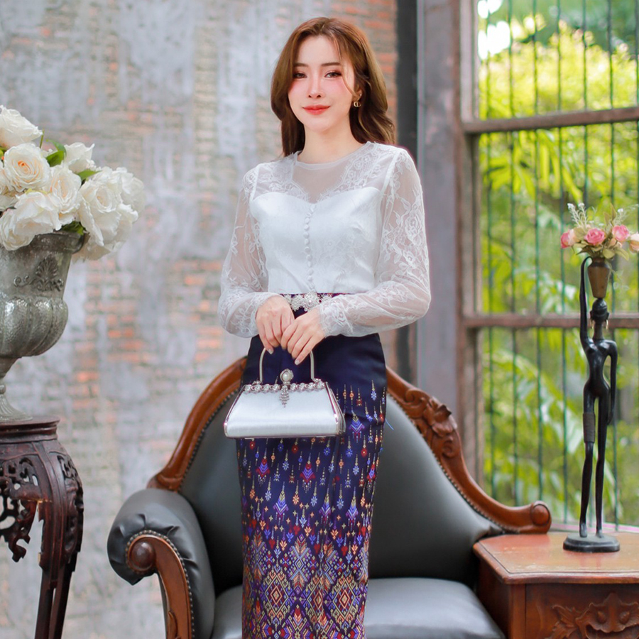 kudapy เสื้อลูกไม้เนื้อนิ่มแขนยาวสีขาว+ผ้าถุงสีม่วง สีกรมท่า สีชมพู ชุดไปงานแต่งเนื้อแน่น ผ้าทอลายอย่างดี