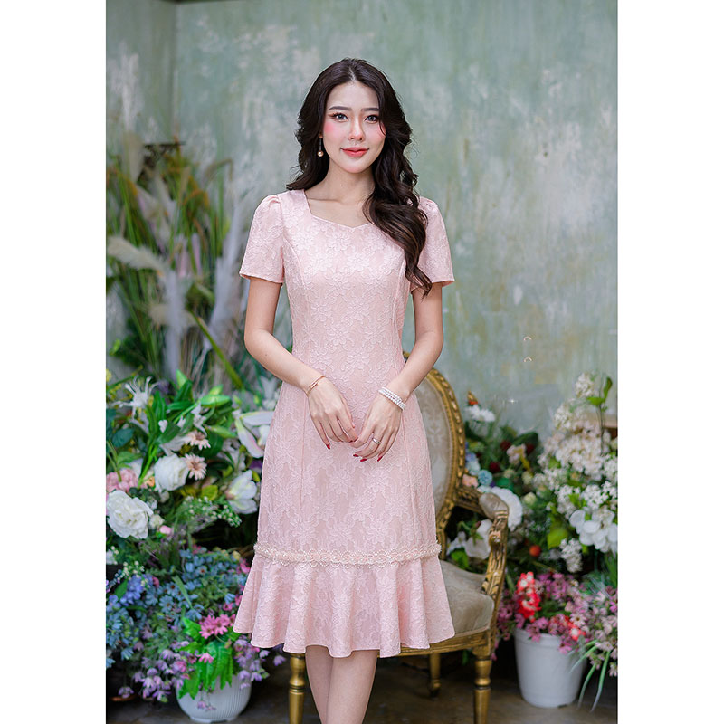 kudapy เดรสสั้นสีม่วงอ่อน/สีชมพูโอรส ผ้าลูกไม้อัดกาวให้ทั้งชุด ผ้าสวย มีน้ำหนักทิ้งตัว ชายระบายสวยแต่งดออกไม้มุกรอบตัวสวยหวาน