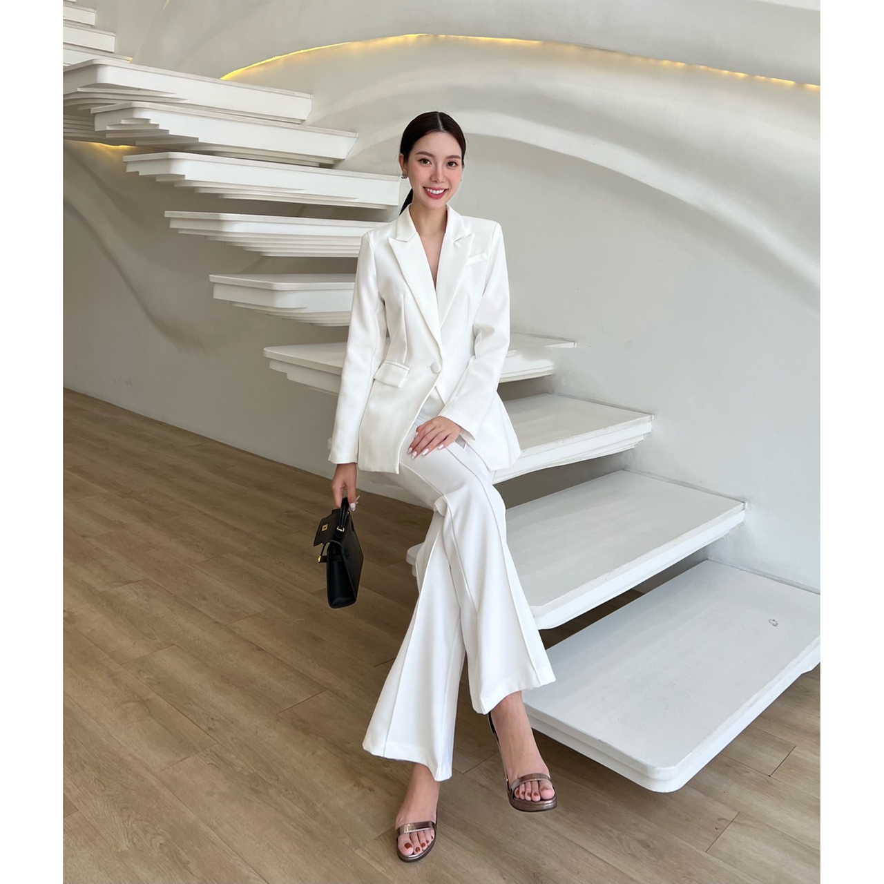 kudapy setsuit เสื้อ+กางเกง ตัวเสื้อออกแบบให้มีกระดุมปั้มผ้าเดียวกับสูท 1 เม็ดติดได้จริง กระเป๋าจริง มีซับในทั้งตัว