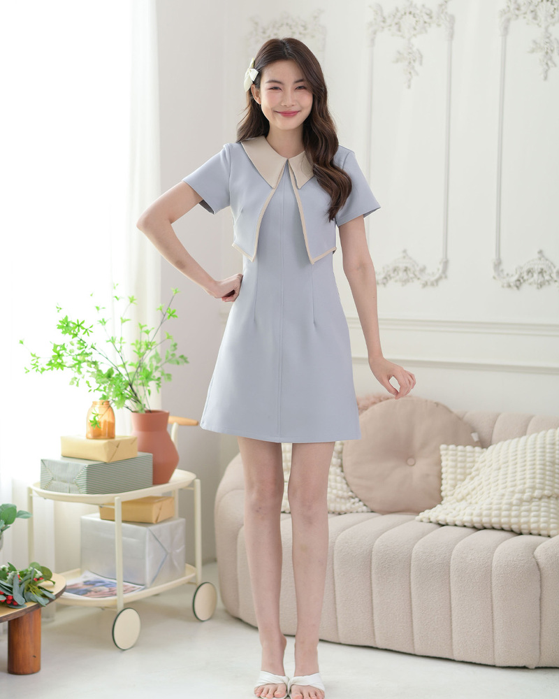 kudapy เดรสแขนสั้น เล่นสีคอปกและกุ๊นขอบ ดีไซน์เหมือนใส่เสื้อกั๊ก แพทเทิร์นสวยเข้าเอว ตัดต่อคิ้วกลางลำตัวจับเกล็ดเข้ารูป