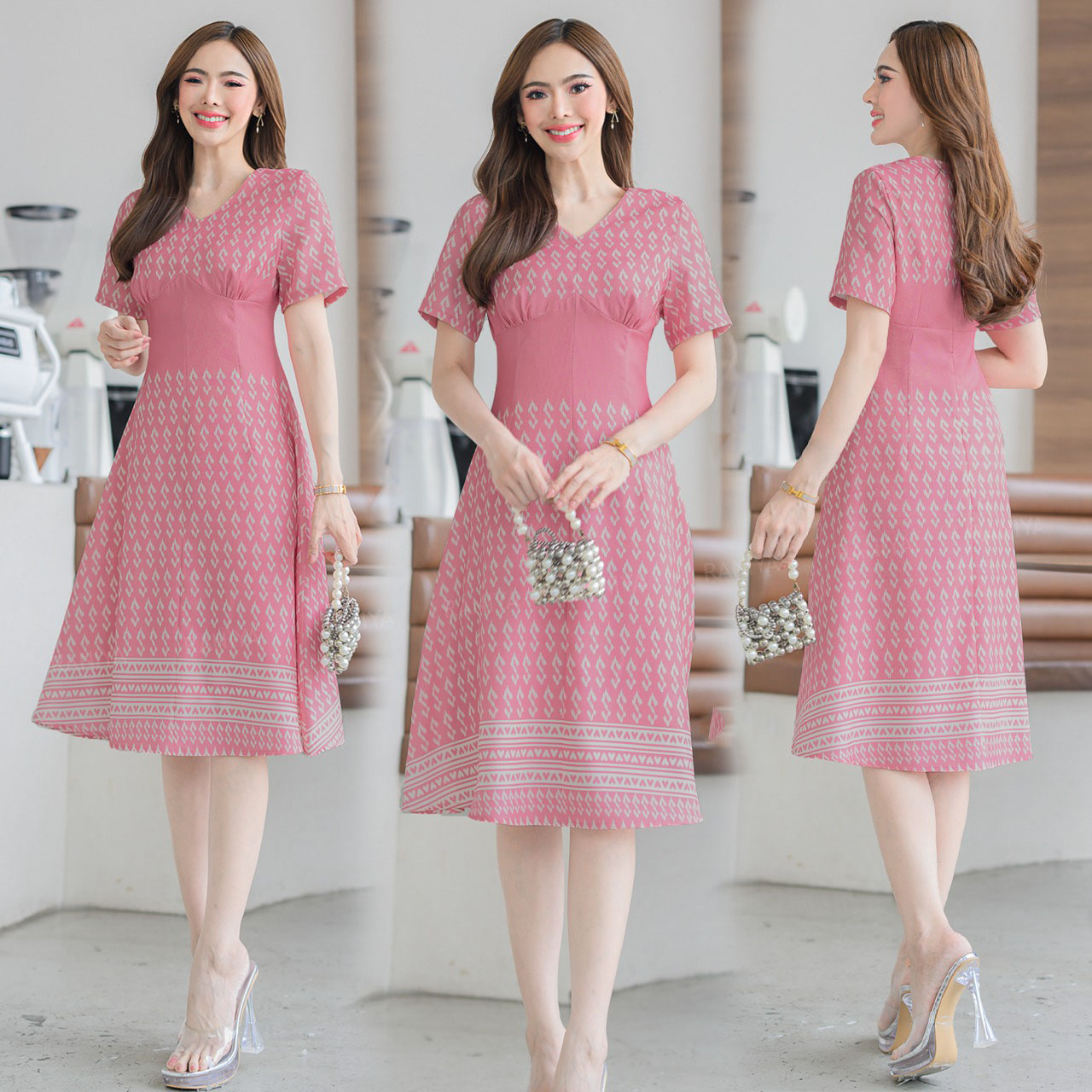 kudapy เดรสสั้นสีแดง/สีชมพู/สีน้ำตาล ผ้าโพลีเอสเตอร์ แต่งคอวีงานลายขอพระราชทาน มาพร้อมชิปซ่อนหลังใส่สบาย