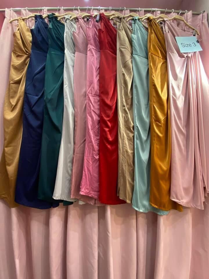 kudapy ชุดราตรียาวไหล้เบี่ยงเฉียงข้าง รวบไหล่ มัดเอว ผ้าเครปซาติน สีเทา ,แดงไวน์ ,ส้มอิฐ ,เขียวแก่ ,กรมท่า, น้ำตาลอิฐ ,ชมพู