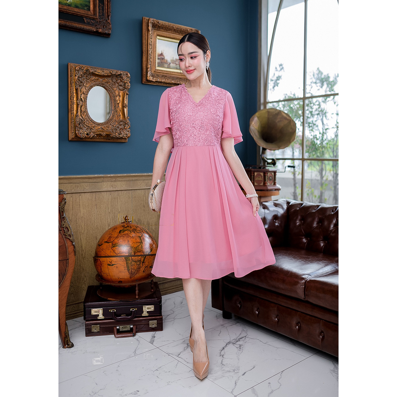 kudapy เดรสสั้นสีแดง/สีชมพู ผ้าลูกไม้เลื่อมปีกค้างคาว กระโปรงผ้าชีฟองพริ้วสวยจับจีบทวิสรอบเอว